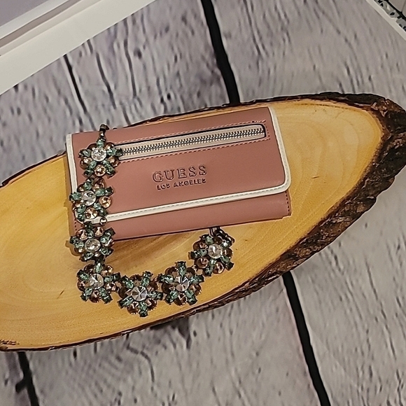 Guess Wallet - Picture 1 of 6
